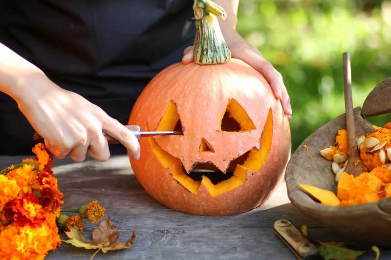 Tworzenie dekoracyjnych elementów z dyni do domu i ogrodu na Halloween