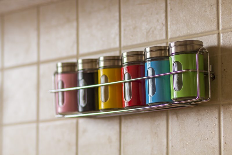 Jak efektywnie organizować i przechowywać przyprawy w domowej kuchni